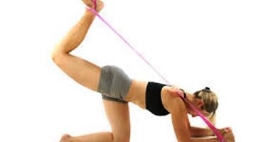 ALLENAMENTO CON GLI ELASTICI PER GAMBE E GLUTEI